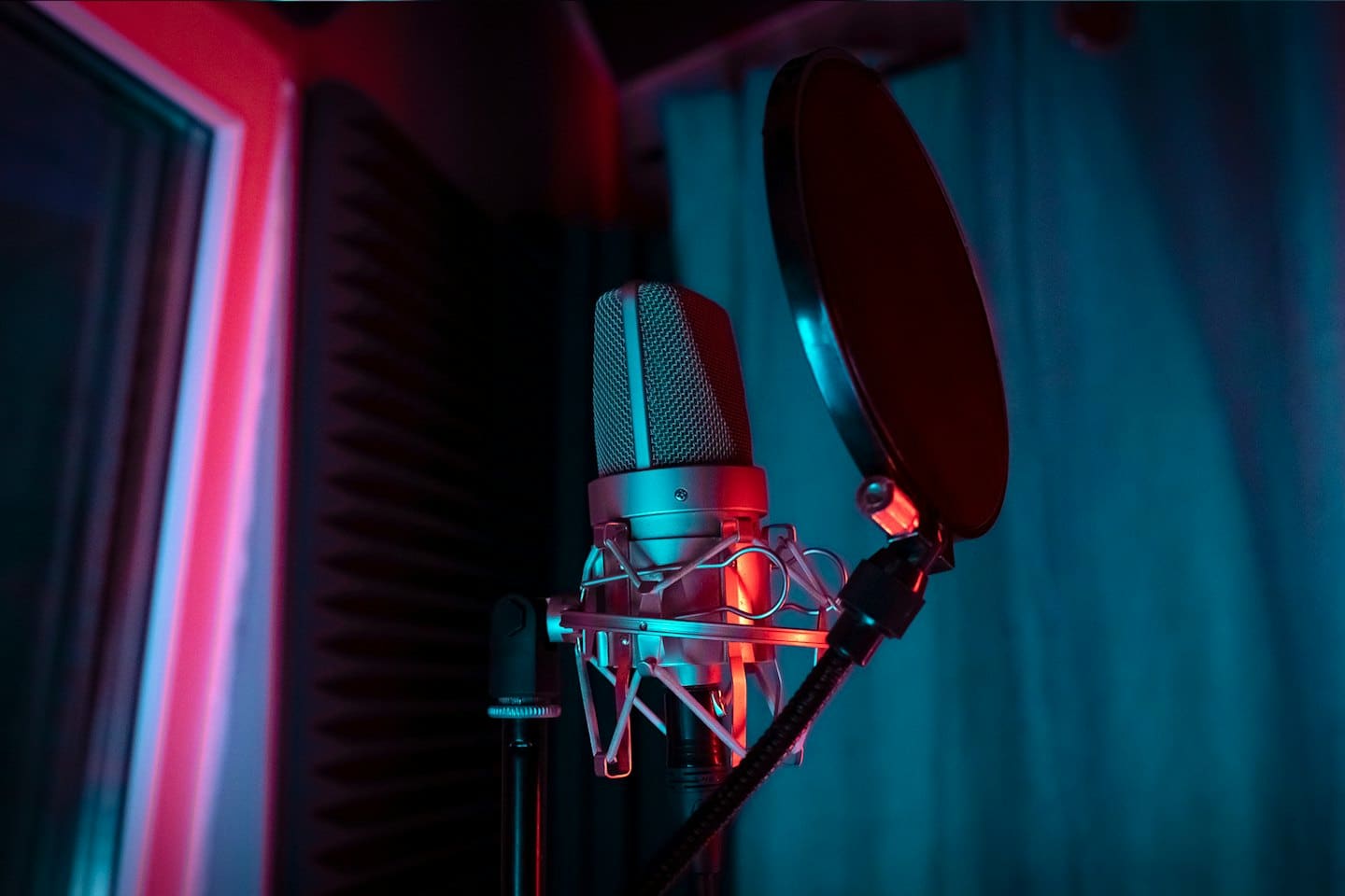 Kondensatormikrofon mit Popschutz im Tonstudio.